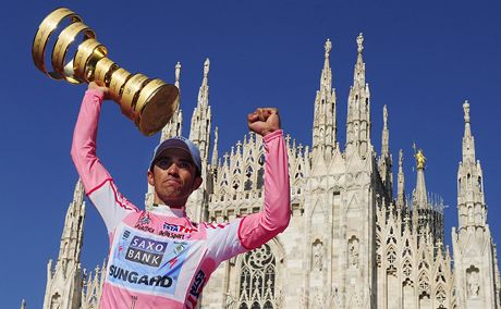 Alberto Contador slaví triumf na Giro d´Italia.