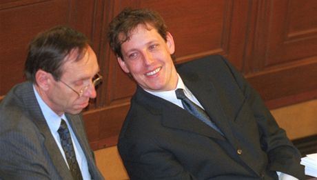Bývalý ministr vnitra Stanislav Gross (vpravo) a bývalý ministr zdravotnictví Bohumil Fier na jednání Poslanecké snmovny.