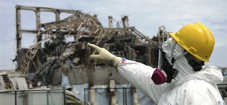 Pracovník Mezinárodní agentury pro atomovou energii na obhlídce ve zniené Fukuim