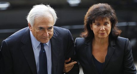 Dominique Strauss-Kahn s manelkou Anne pichází k soudu.