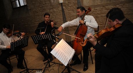 Violoncellista Jií Bárta, houslista Roman Patoka a Jakub Fier a violista Karel Untermüllera v chrámu sv. Barbory