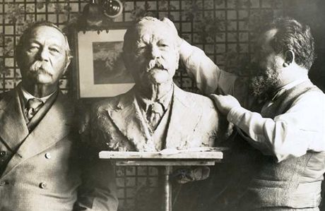 Sir Arthur Conan Doyle se svou bustou a jejím autorem Jo Davidsonem v roce 1930