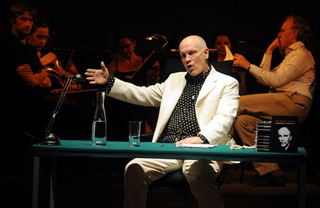 John Malkovich, vpravo sed dirigent Martin Haselbock.