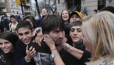 ílenství kolem Lionela Messiho doma v Argentin.