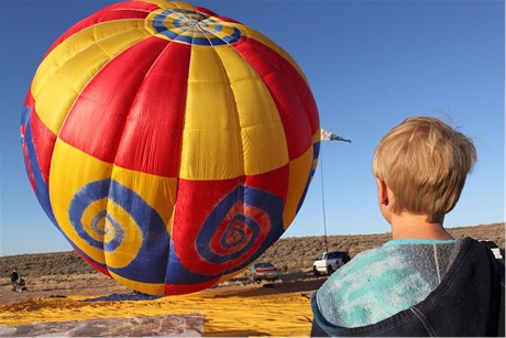 Devítiletý Amerian Bobby Bradley se stal nejmladím letcem v balónu