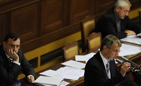 Ministr práce a sociálních věcí Jaromír Drábek (vpravo vpředu) hovoří o novele zákona o pomoci v hmotné nouzi na jednání Poslanecké sněmovny