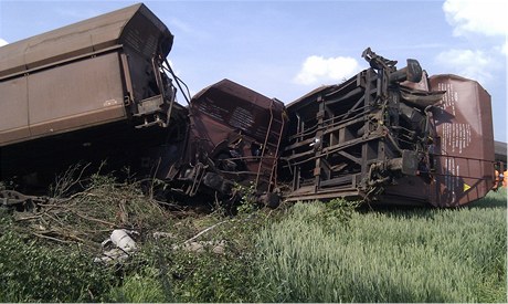 Pravdpodobn kvli uvolnným roubm vykolejil na Vykovsku nákladní vlak.