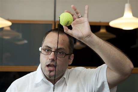 Tenisák je modelem nanočástice, černá vlna znázorňuje polymerový vlas