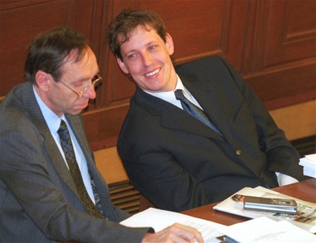 Bývalý ministr vnitra Stanislav Gross (vpravo) a bývalý ministr zdravotnictví Bohumil Fišer na jednání Poslanecké sněmovny.