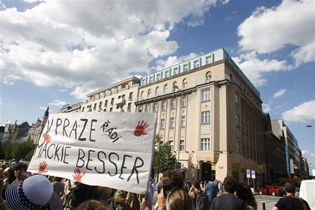 Demonstrace proti demolici domu na rohu Václavského námstí a Opletalovy ulice 