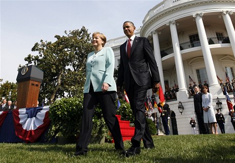Pivítání v Bílém dom. Barack Obama vede Angelu Merkelovou.