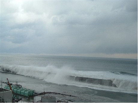 Tsunami zaplavuje arel elektrrny Fukuima. Nov snmky zveejnila spolenost TEPCO po dvou mscch od zemtesen.