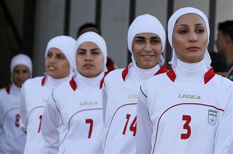 Íránské fotbalistky byly diskvalifikovány z kvalifikaního utkání pro olympijské hry v Londýn v roce 2012 kvli svým dresm.
