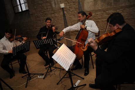 Violoncellista Ji�í Bárta, houslista Roman Pato�ka a Jakub Fi�er a violista Karel Untermüllera v chrámu sv. Barbory