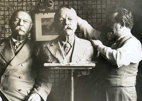 Sir Arthur Conan Doyle se svou bustou a jejím autorem Jo Davidsonem v roce 1930