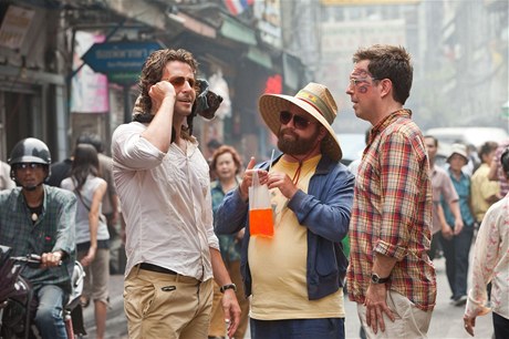 Kluci s oknem, nebo jet s opicí? Bradley Cooper, Zach Galifianakis a Ed Helms v Bangkoku 