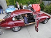 Prezident Jaguar Enthusiasts' Clubu Even Reitschläger v Praze pi slavnostním zahájení jízdy 