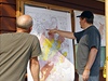 Obyvatelé Springerville sledují informaní mapu poáru, který vypukl ve východní Arizon.