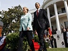 Pivítání v Bílém dom. Barack Obama vede Angelu Merkelovou.