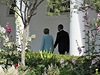 Angela Merkelová a Barack Obama procházejí rovou zahradou Bílého domu.