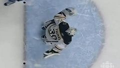 Rituál Tima Thomase v duelu Vancouver - Boston.