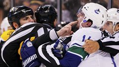 Boston - Vancouver (Lucic provokuje Burrowse).