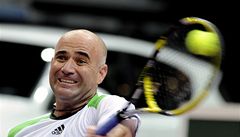Andre Agassi pi exhibici v Praze.