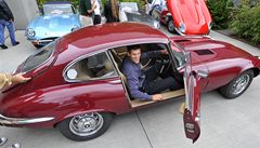 Prezident Jaguar Enthusiasts' Clubu Ev�en Reitschläger v Praze p�i slavnostním zahájení jízdy 