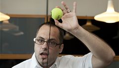 Tenisák je modelem nanoástice, erná vlna znázoruje polymerový vlas