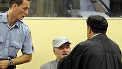 Ped zahájením jednání si Mladi kiltovku sundal.