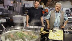 Hostinský Joachim Berger (vpravo) ve své restauraci v Lübecku. Na snímku se synem Christianem 