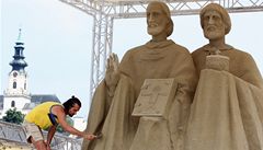 �eský um�lec vytvá�í v Nit�e tém�� �estimetrové souso�í z písku