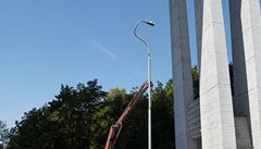 Na instalaci pomníku Memento mori byl pot�eba je�áb. "A stejn� tak by ho bylo zapot�ebí k jeho zni�ení p�ípadnými vandaly," tvrdí autor sochy.