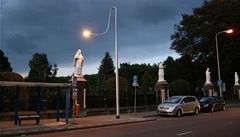 Kinterova lampa pouli�ního osv�tlení, která v holandském Tilburgu nasv�cuje Franti�ka z Assisi.