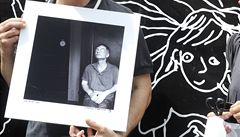 Herec Ivan Trojan (vlevo) a patronka Sv�tlu�ky, zp�va�ka Aneta Langerová, 6. �ervna slavnostn� otev�eli v Praze kavárnu Potm�, která je sou�ástí sbírky na pomoc nevidomým. 