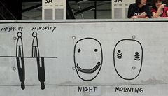 200 and something drawings to describe the world, aneb výzdoba dvorany od Dana Perjovschiho (na snímku)