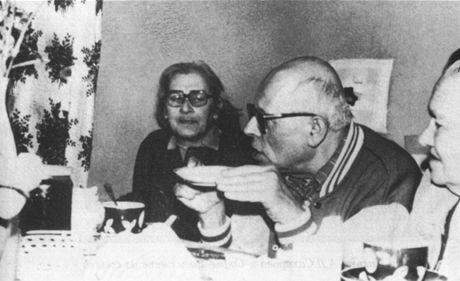 Jelena Bonnerová (zcela vlevo) na archivní fotografii. Po její levici sedí Andrej Sacharov. 