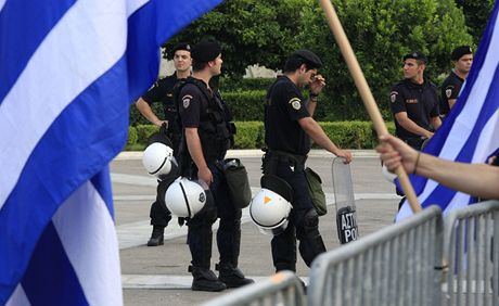 ecký parlament musí ped demonstranty chránit policie