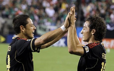 Radost fotbalist Mexika (Javi Hernandéz a Andrés Guardado).