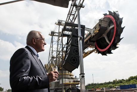 Prezident Václav Klaus v ervnu 2011 v Duchcov oficiáln uvedl do provozu obí kolesové rypadlo eské výroby. Bhem  slavnosti Klaus rovn zkritizoval rozhodnutí sousedního Nmecka zavít vechny jaderné elektrárny.