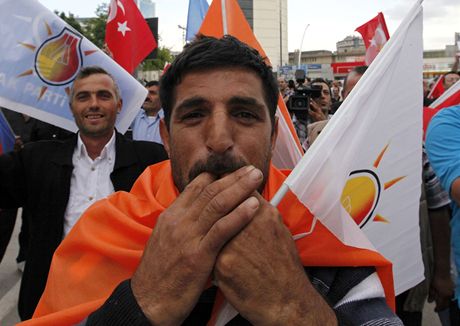 Stoupenec Strany spravedlnosti a rozvoje slaví v turecké metropoli Ankae. 