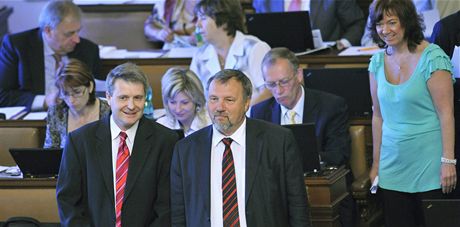 Poslanci KSM Stanislav Grospi (vpedu vlevo) a Pavel Kováik (vpedu vpravo) na jednání Poslanecké snmovny 10. ervna v Praze