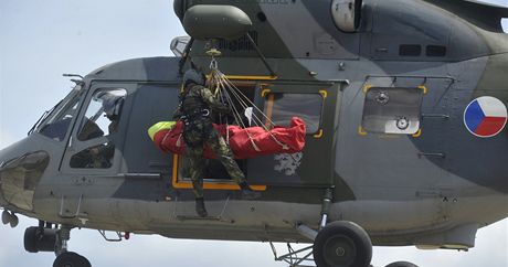 Posádka vrtulníku W3A Sokol pedvedla ukázku záchrany zranného vojáka.