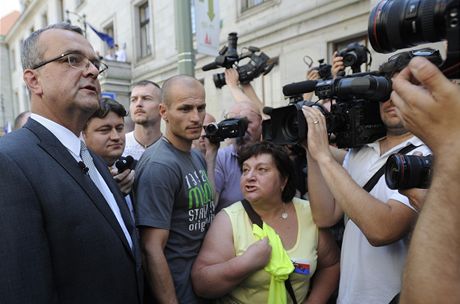 Miroslav Kalousek debatoval s demonstranty, zasahoval antikonfliktní tým.