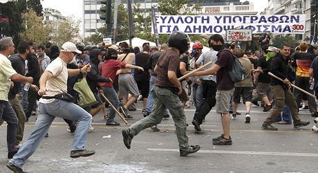 Demonstranti v ulicích Athén nedaleko eckého parlamentu.