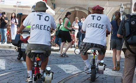 Alternativní zpsob dopravy do práce zvolili i dva mui, kteí soud dle nápisu "TO GREECE" (DO ECKA) na trikách se stávkou nesouhlasili. ecká ekonomika je na tom toti velmi patn, ale obyvatelé zem odmítají akceptovat úsporná opatení. A stávkují.