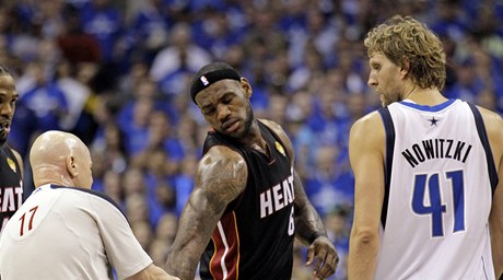 Dirk Nowitzki (v blm) a LeBron James.