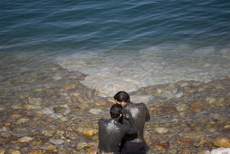 Minerální bahno z Mrtvého moe, Kibbutz Ein Gedi, Izrael.