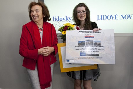Vítězka literární soutěže National Literary Award for Young Writers Ivana Antošová s první dámou Livií Klausovou.
