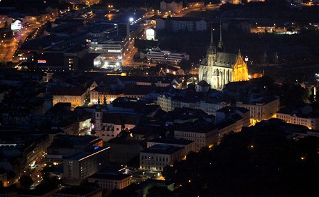 Záící katedrála svatého Petra a Pavla v Brn.